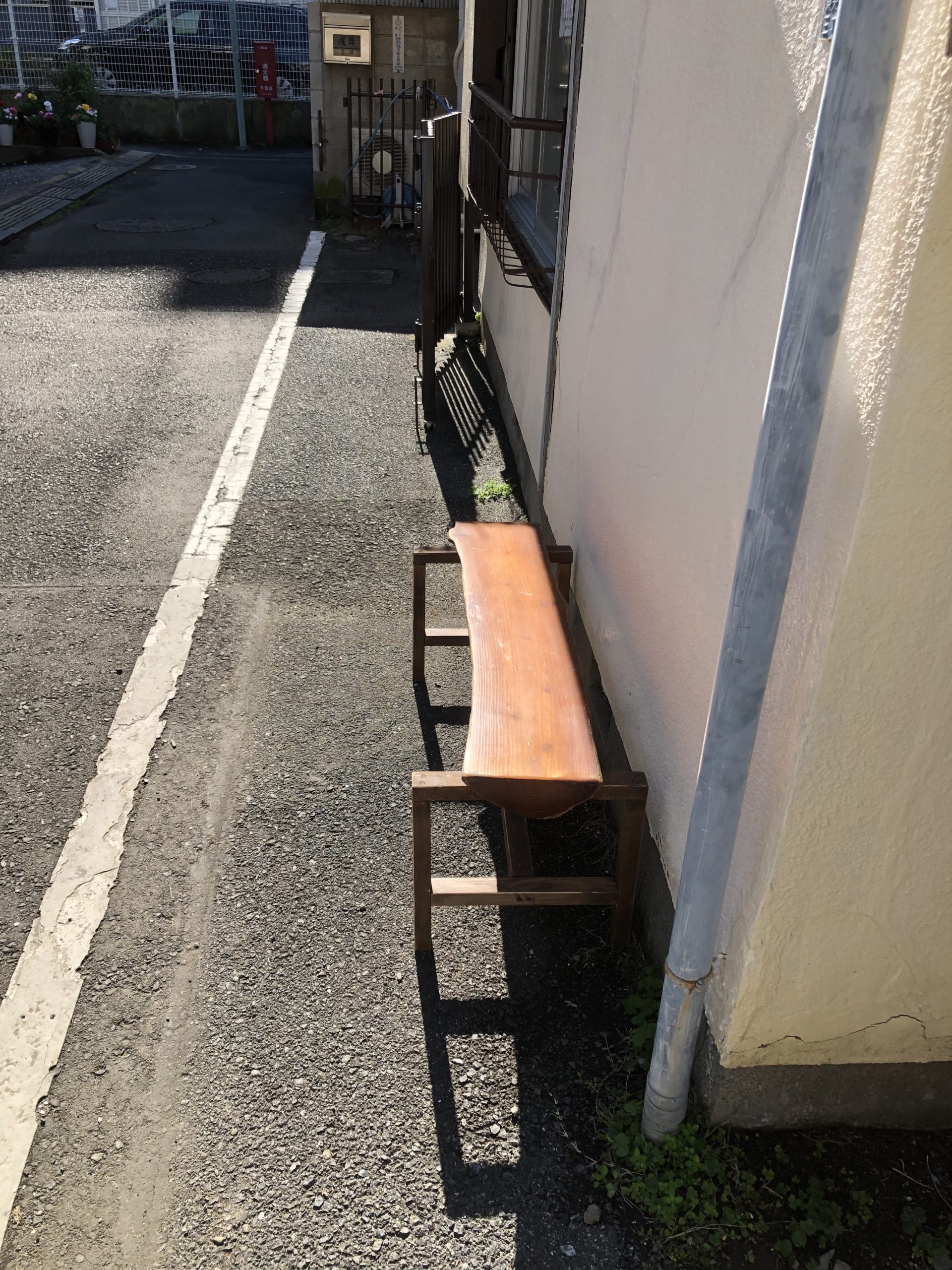 蒲田のアパートにベンチを設置しました。